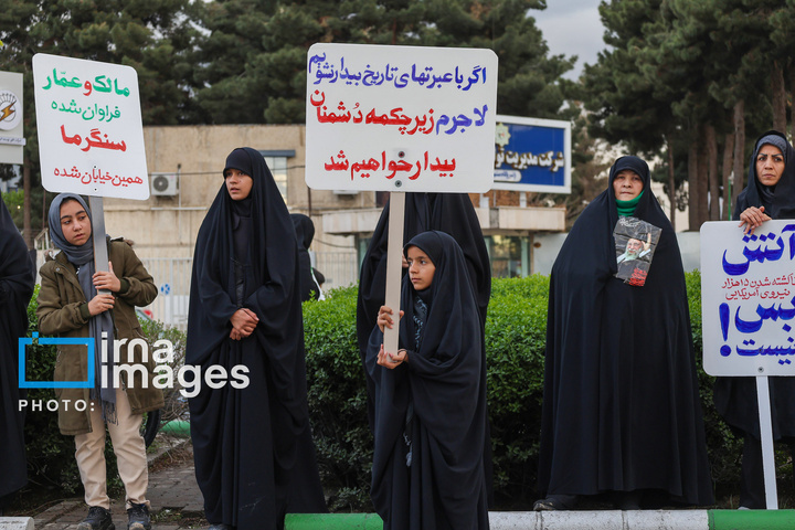 زنجیره انسانی مردم ایران اطراف نیروگاه‌ها و پل‌ها