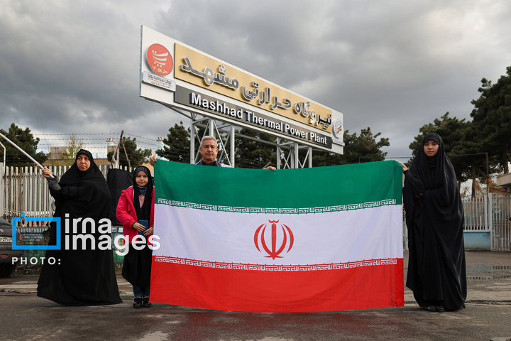 زنجیره انسانی مردم ایران اطراف نیروگاه‌ها و پل‌ها