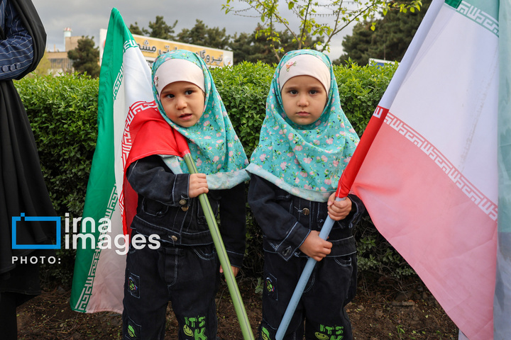 زنجیره انسانی مردم ایران اطراف نیروگاه‌ها و پل‌ها