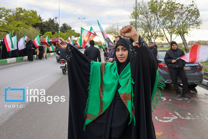 زنجیره انسانی مردم ایران اطراف نیروگاه‌ها و پل‌ها