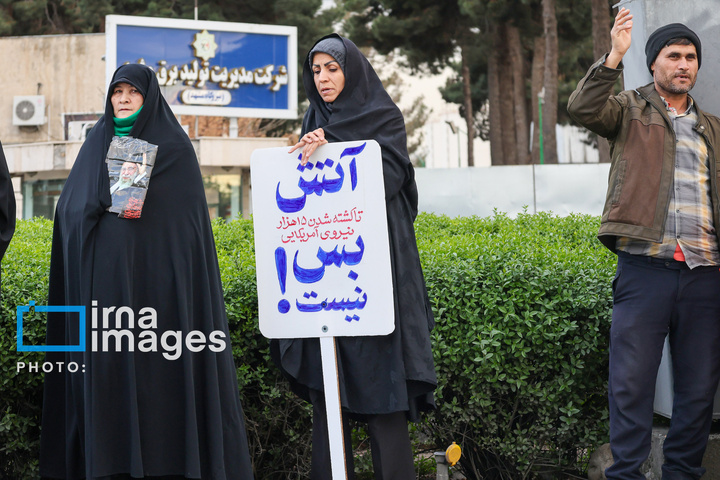 زنجیره انسانی مردم ایران اطراف نیروگاه‌ها و پل‌ها