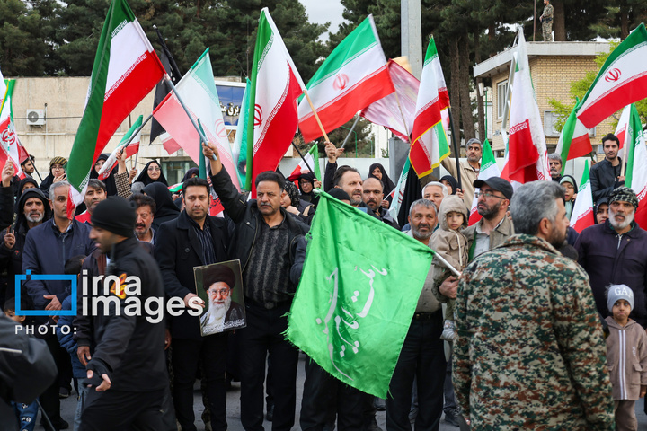 زنجیره انسانی مردم ایران اطراف نیروگاه‌ها و پل‌ها