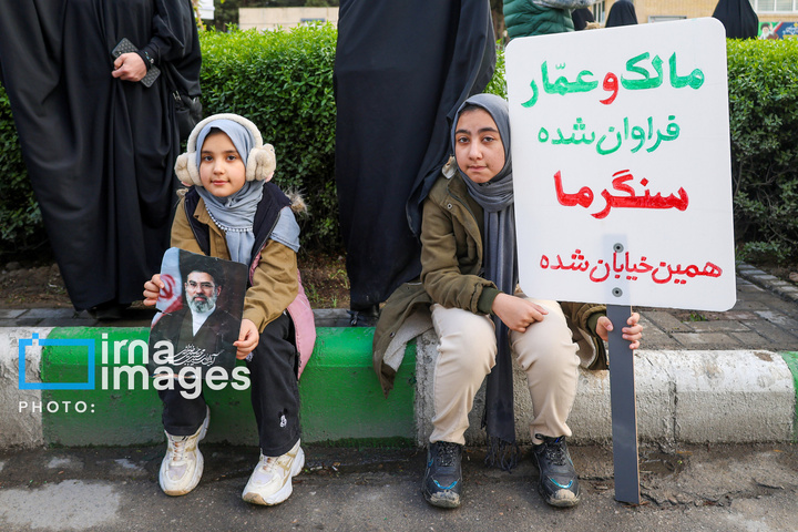 زنجیره انسانی مردم ایران اطراف نیروگاه‌ها و پل‌ها