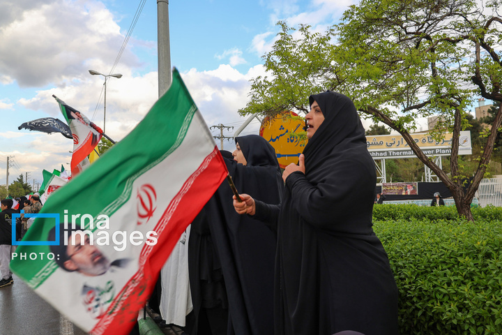 زنجیره انسانی مردم ایران اطراف نیروگاه‌ها و پل‌ها