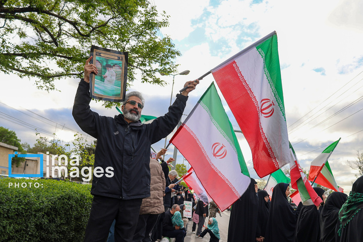 زنجیره انسانی مردم ایران اطراف نیروگاه‌ها و پل‌ها