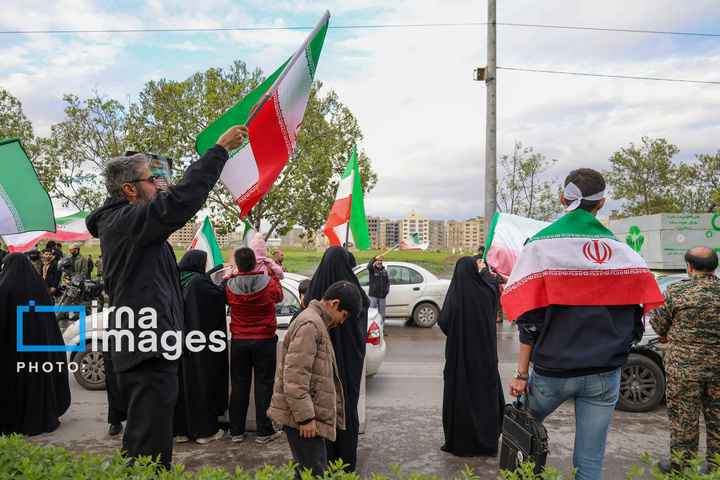 زنجیره انسانی مردم ایران اطراف نیروگاه‌ها و پل‌ها