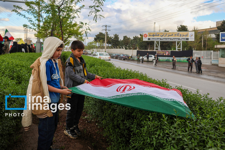 زنجیره انسانی مردم ایران اطراف نیروگاه‌ها و پل‌ها