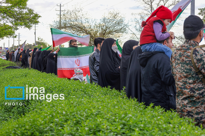 زنجیره انسانی مردم ایران اطراف نیروگاه‌ها و پل‌ها