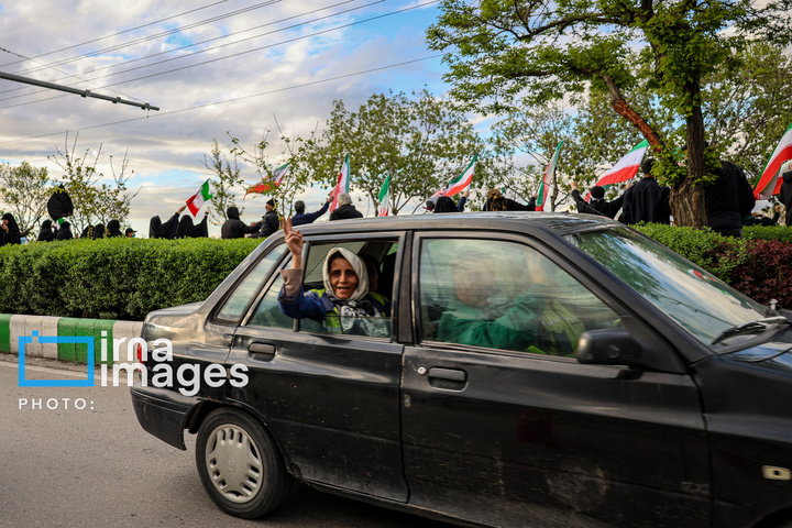 زنجیره انسانی مردم ایران اطراف نیروگاه‌ها و پل‌ها