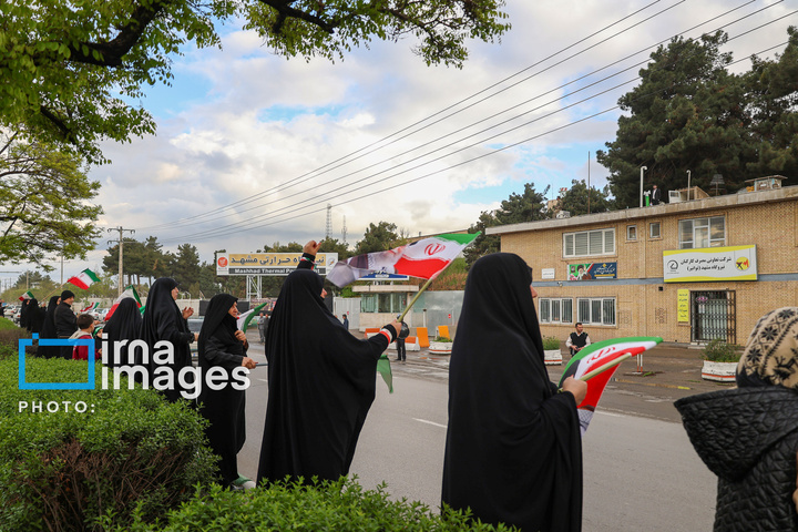 زنجیره انسانی مردم ایران اطراف نیروگاه‌ها و پل‌ها