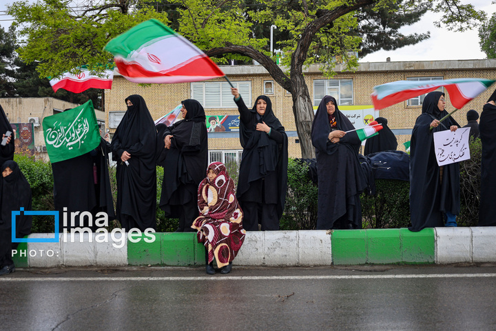 زنجیره انسانی مردم ایران اطراف نیروگاه‌ها و پل‌ها