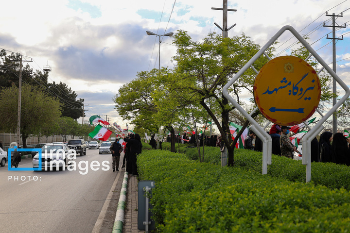 زنجیره انسانی مردم ایران اطراف نیروگاه‌ها و پل‌ها