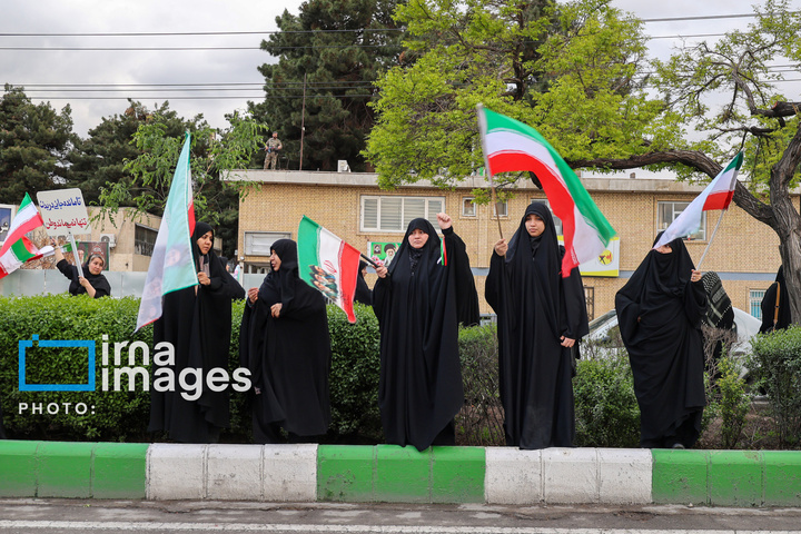 زنجیره انسانی مردم ایران اطراف نیروگاه‌ها و پل‌ها