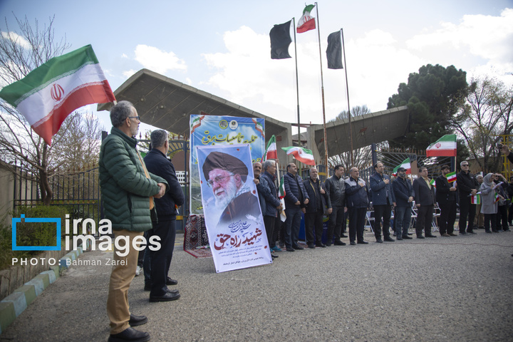 زنجیره انسانی مردم ایران اطراف نیروگاه‌ها و پل‌ها