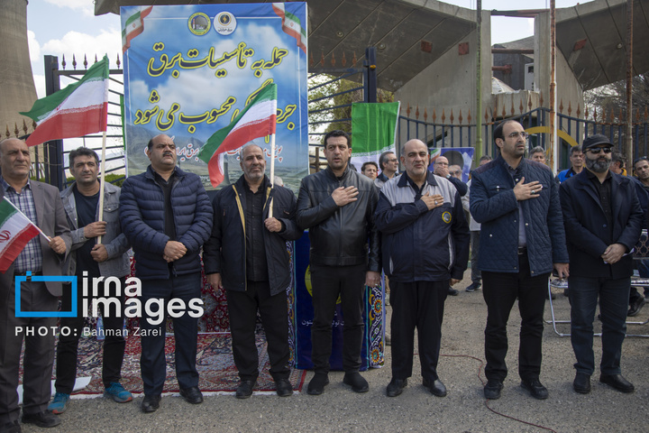 زنجیره انسانی مردم ایران اطراف نیروگاه‌ها و پل‌ها