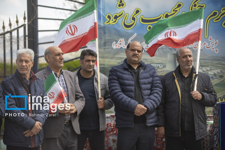 زنجیره انسانی مردم ایران اطراف نیروگاه‌ها و پل‌ها