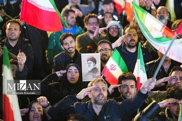 تجمع شبانه اربعین شهادت رهبر انقلاب در میدان انقلاب