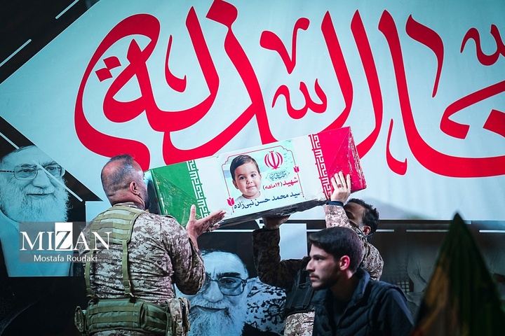 تجمع شبانه اربعین شهادت رهبر انقلاب در میدان انقلاب