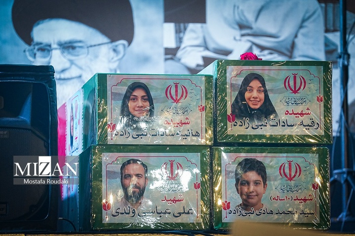 تجمع شبانه اربعین شهادت رهبر انقلاب در میدان انقلاب