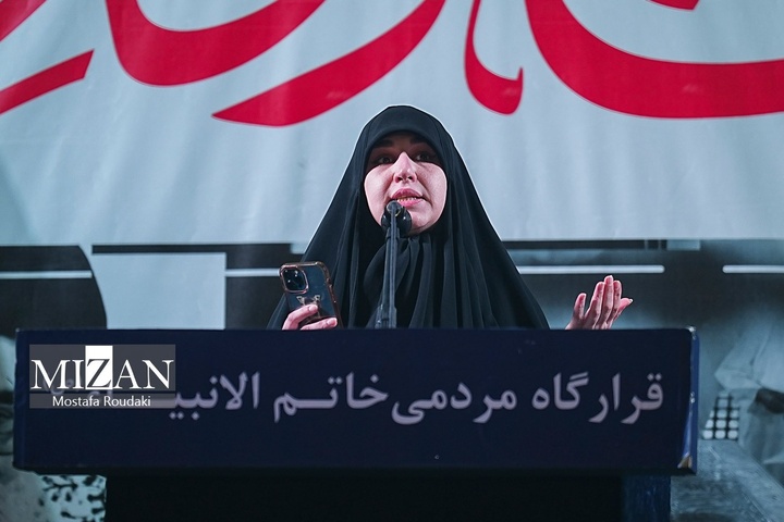 تجمع شبانه اربعین شهادت رهبر انقلاب در میدان انقلاب