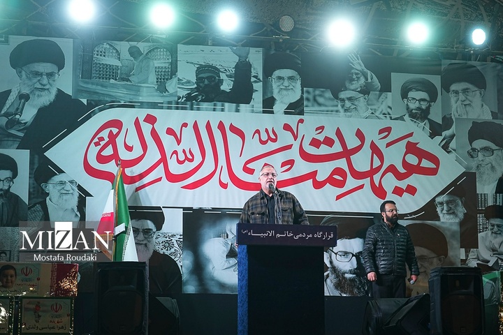 تجمع شبانه اربعین شهادت رهبر انقلاب در میدان انقلاب