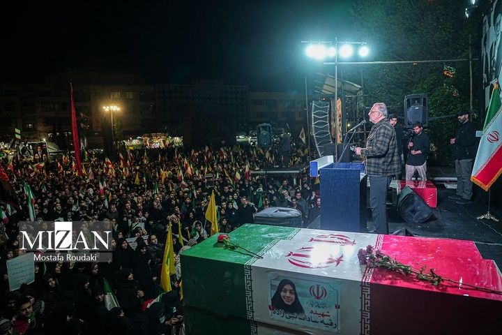 تجمع شبانه اربعین شهادت رهبر انقلاب در میدان انقلاب