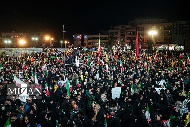 تجمع شبانه اربعین شهادت رهبر انقلاب در میدان انقلاب