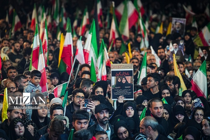 تجمع شبانه اربعین شهادت رهبر انقلاب در میدان انقلاب