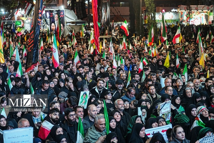 تجمع شبانه اربعین شهادت رهبر انقلاب در میدان انقلاب