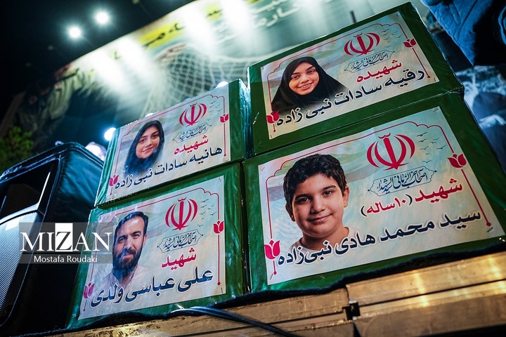 تجمع شبانه اربعین شهادت رهبر انقلاب در میدان انقلاب