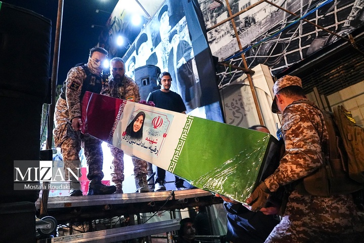 تجمع شبانه اربعین شهادت رهبر انقلاب در میدان انقلاب