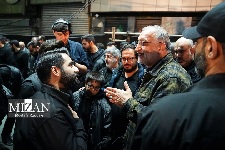 تجمع شبانه اربعین شهادت رهبر انقلاب در میدان انقلاب