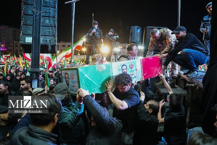 تجمع شبانه اربعین شهادت رهبر انقلاب در میدان انقلاب