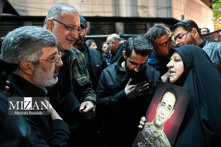 تجمع شبانه اربعین شهادت رهبر انقلاب در میدان انقلاب