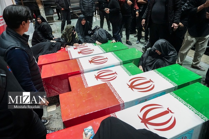 تجمع شبانه اربعین شهادت رهبر انقلاب در میدان انقلاب