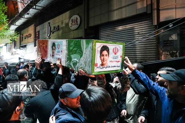 تجمع شبانه اربعین شهادت رهبر انقلاب در میدان انقلاب