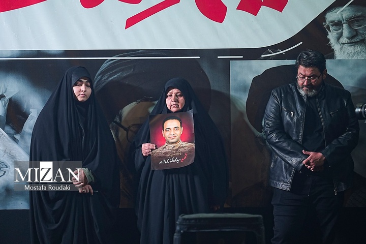 تجمع شبانه اربعین شهادت رهبر انقلاب در میدان انقلاب