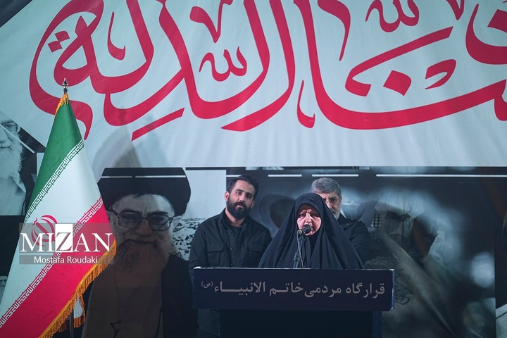 تجمع شبانه اربعین شهادت رهبر انقلاب در میدان انقلاب