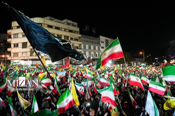 تجمع شبانه اربعین شهادت رهبر انقلاب در میدان انقلاب