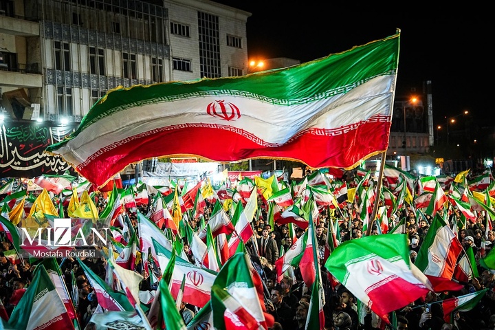 تجمع شبانه اربعین شهادت رهبر انقلاب در میدان انقلاب