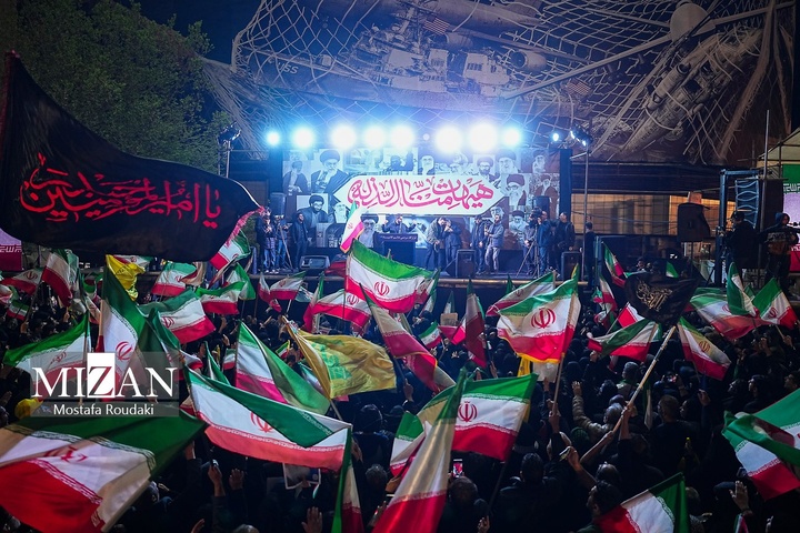 تجمع شبانه اربعین شهادت رهبر انقلاب در میدان انقلاب