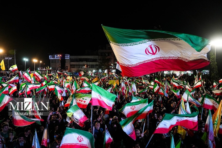 تجمع شبانه اربعین شهادت رهبر انقلاب در میدان انقلاب