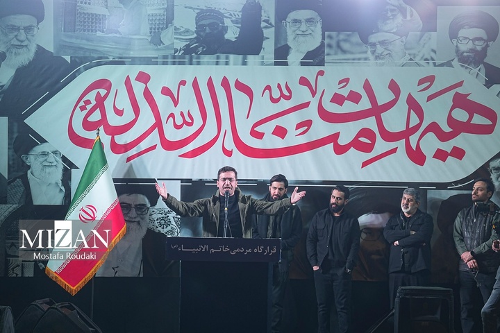 تجمع شبانه اربعین شهادت رهبر انقلاب در میدان انقلاب