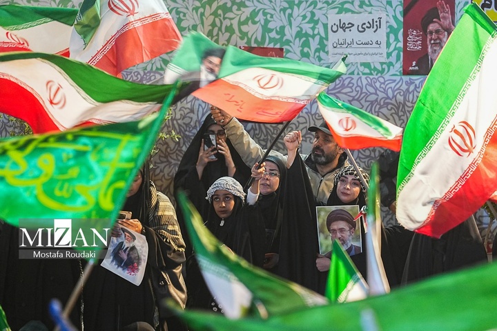 تجمع شبانه اربعین شهادت رهبر انقلاب در میدان انقلاب