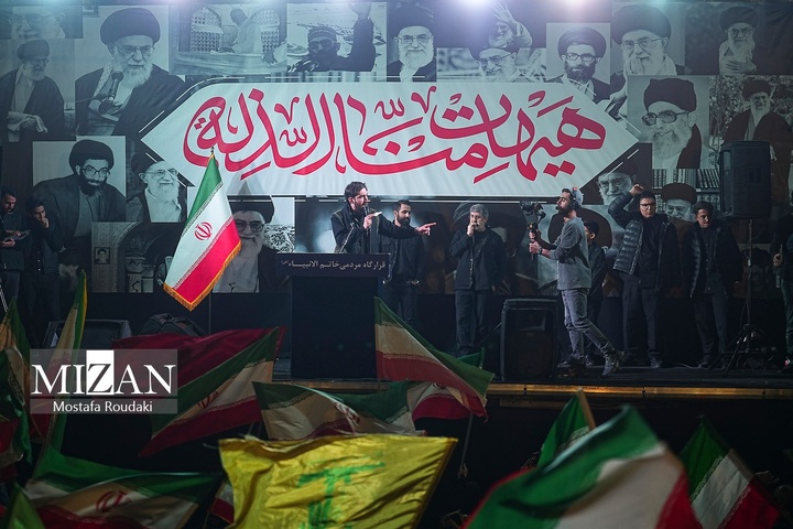 تجمع شبانه اربعین شهادت رهبر انقلاب در میدان انقلاب