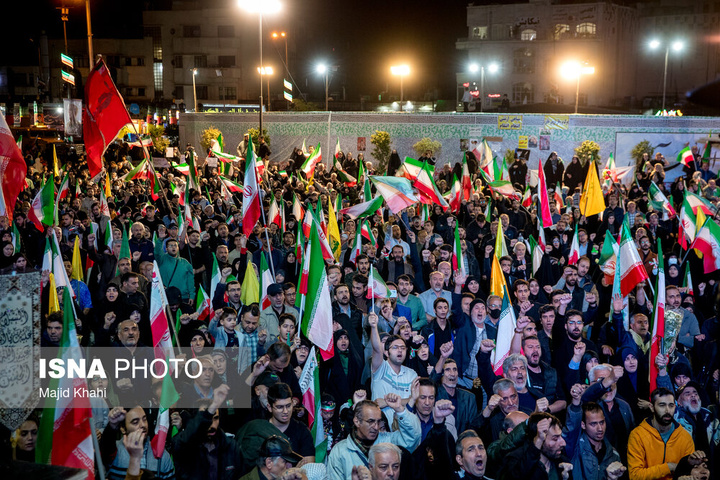 تجمع شبانه مردم در حمایت از مدافعان وطن - تهران