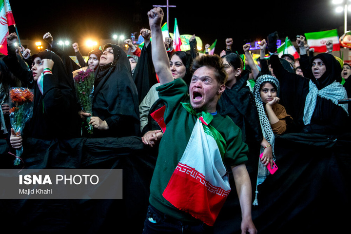 تجمع شبانه مردم در حمایت از مدافعان وطن - تهران