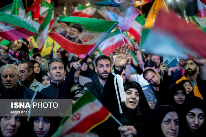 تجمع شبانه مردم در حمایت از مدافعان وطن - تهران