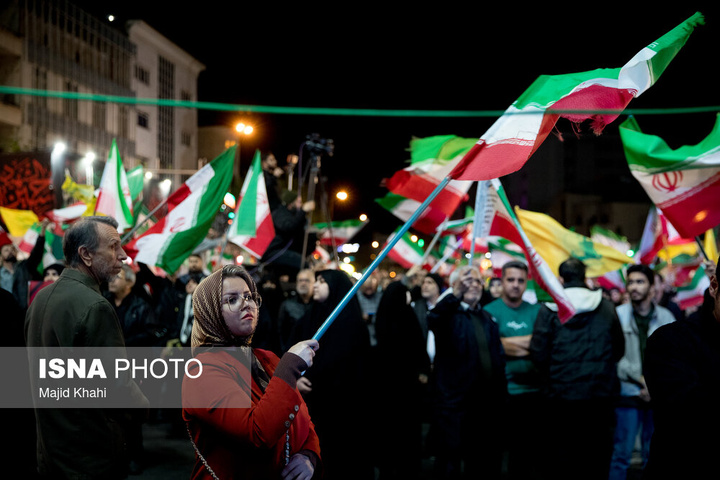 تجمع شبانه مردم در حمایت از مدافعان وطن - تهران