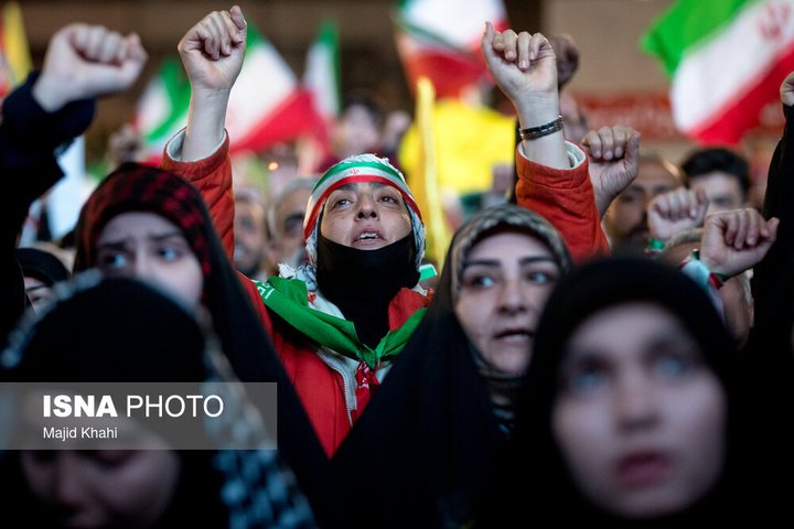 تجمع شبانه مردم در حمایت از مدافعان وطن - تهران